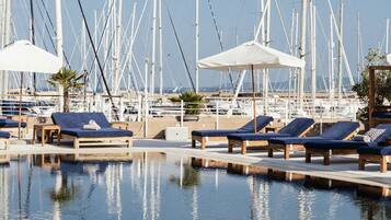 Piscina stagionale all'aperto, cabanas (a pagamento)