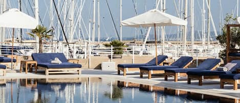 Piscine extérieure (ouverte en saison), tentes de plage