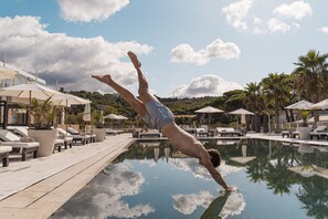 Piscine extérieure (ouverte en saison), tentes de plage
