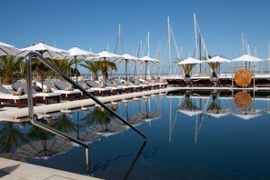 Piscina externa sazonal, funciona das 10h às 18h, barracas, guarda-sóis