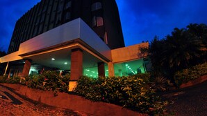 A modern building with a flat roof and a large overhang. - Biss Inn (Goiania)