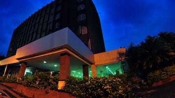 Fachada del alojamiento - Noche