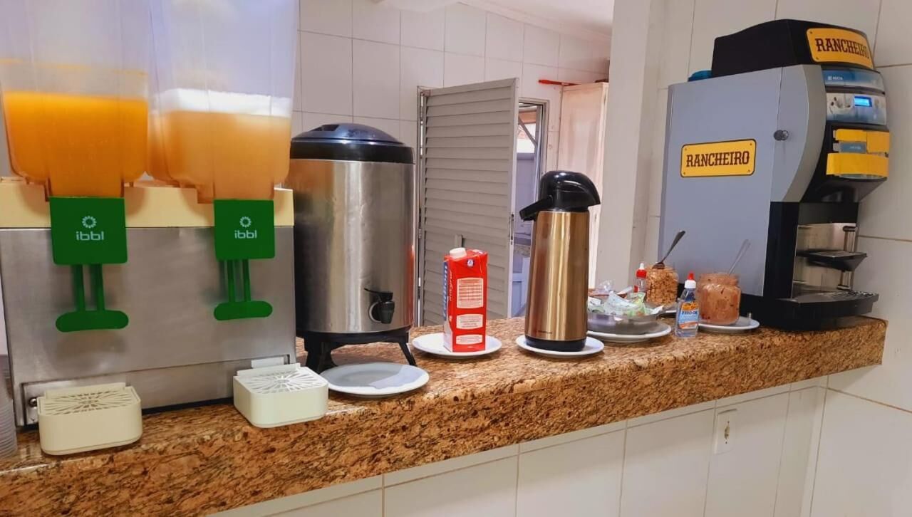 Een keukenblad met een koffieapparaat, een sapcentrifuge en een koffieautomaat.