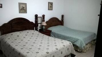 Quarto triplo standard ( A/C ) | Edredons de pluma, frigobar, Wi-Fi de cortesia