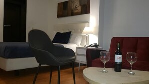 52-inch Smart TV with satellite channels, TV - Hotel Zona G (Bogotá)