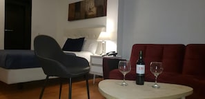 52-inch Smart TV with satellite channels, TV - Hotel Zona G (Bogotá)