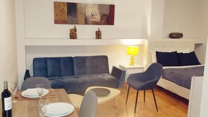 52-inch Smart TV with satellite channels, TV - Hotel Zona G (Bogotá)