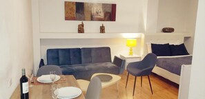 52-inch Smart TV with satellite channels, TV - Hotel Zona G (Bogotá)