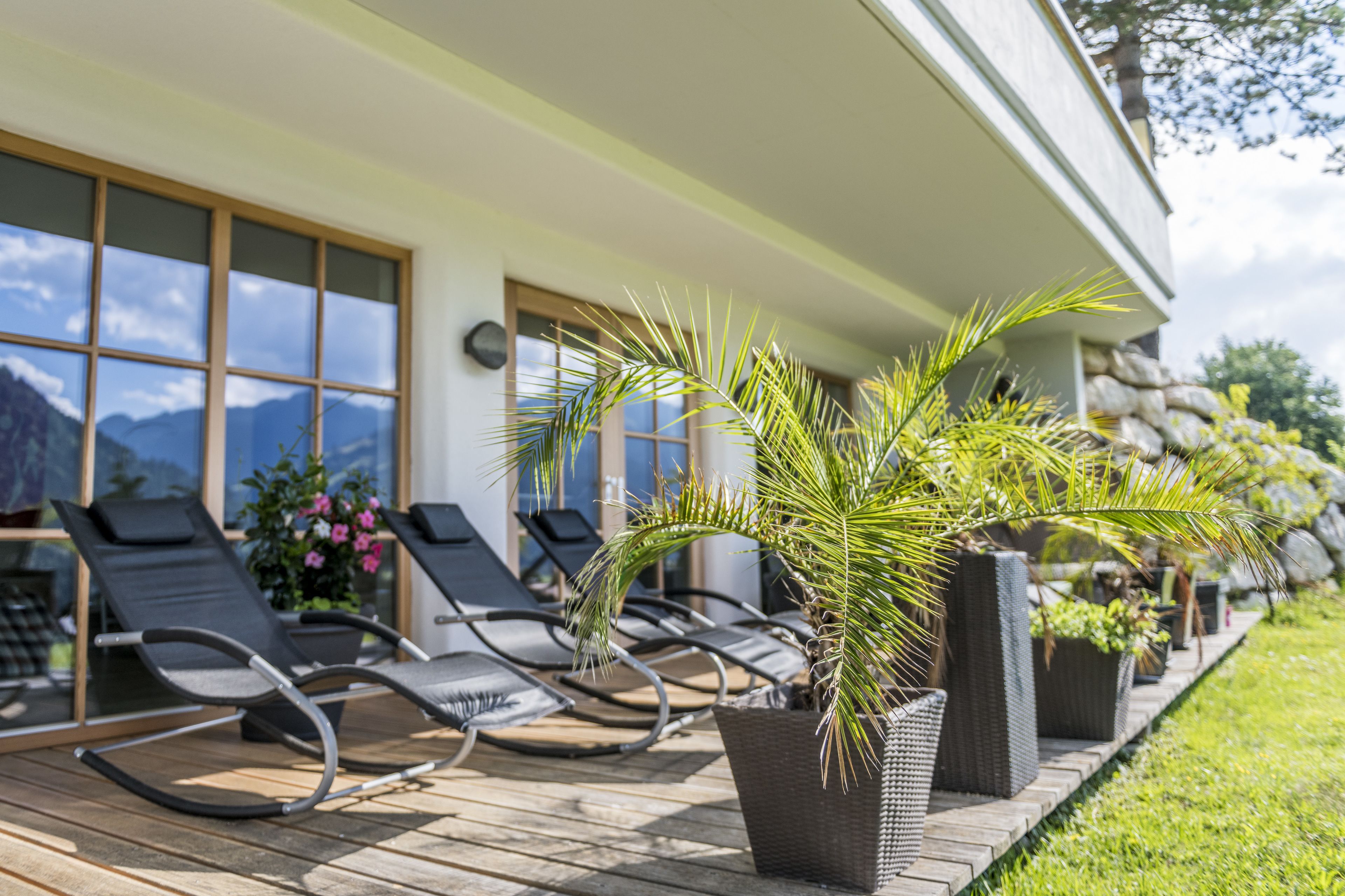 Una piscina al aire libre, sombrillas