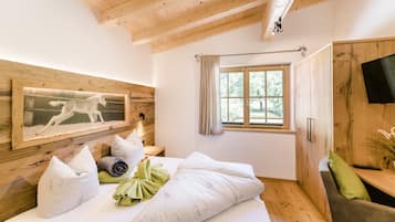 Tweepersoonskamer, bijgebouw | Een kluis op de kamer, individueel gedecoreerd, individueel gemeubileerd