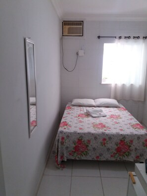 Quarto casal básico | Frigobar, ferros/tábuas de passar roupa, Wi-Fi de cortesia