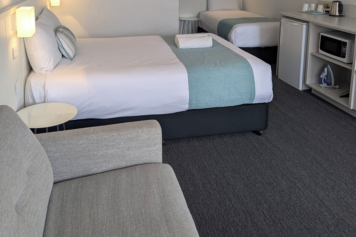 Executive Triple Room | Premium bedding, pillowtop beds, WiFi (free), bed sheets