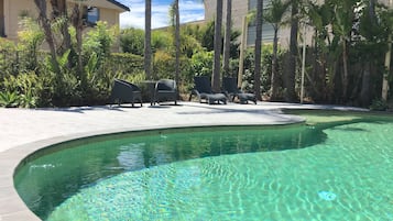 Piscina externa, funciona das 8h às 20h, espreguiçadeiras