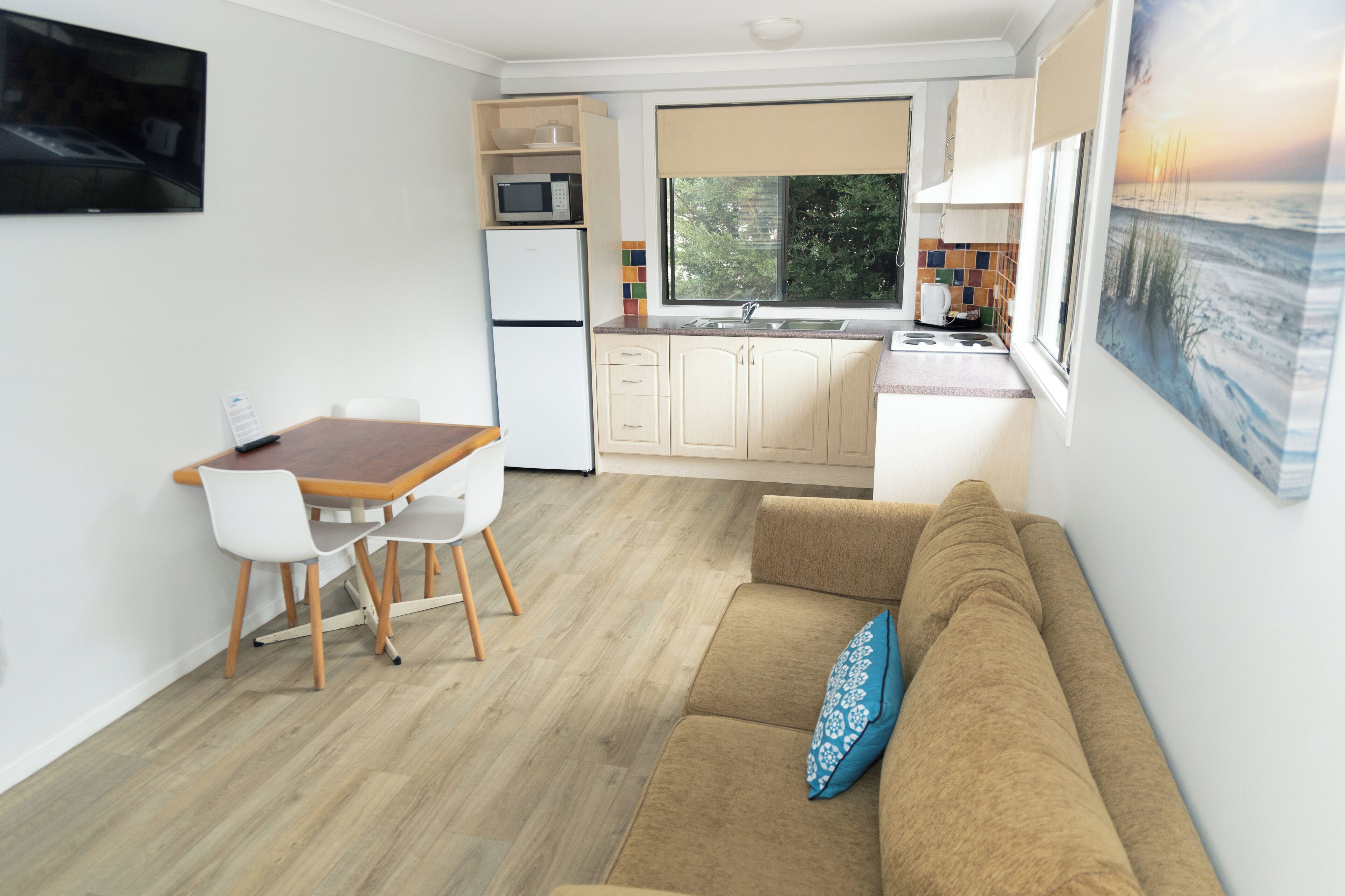 Dreibettzimmer SC SUITE | Eigene Kochnische | Mikrowelle, Herdplatte, Wasserkocher