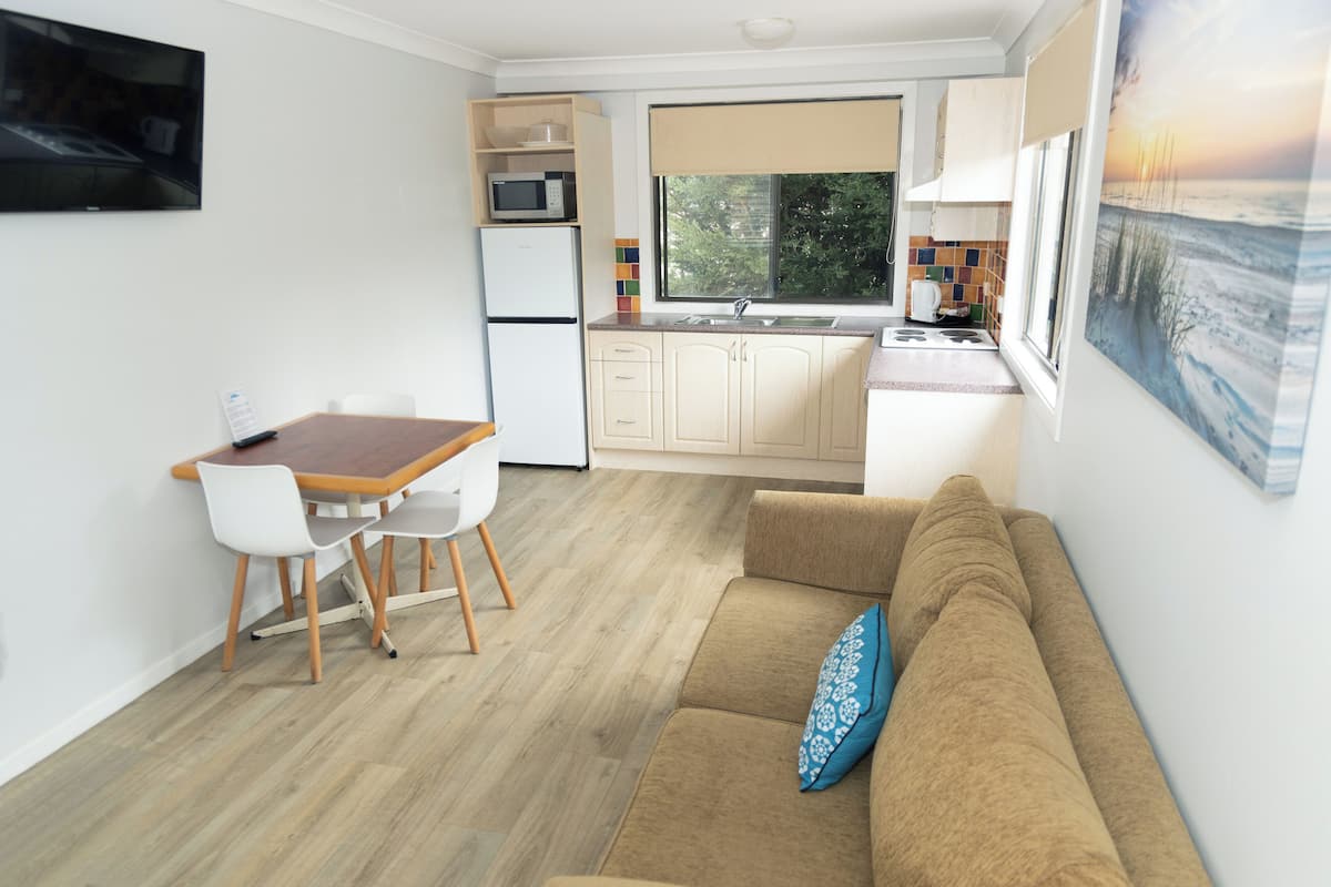 Dreibettzimmer SC SUITE | Eigene Kochnische | Mikrowelle, Herdplatte, Wasserkocher