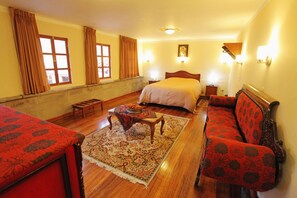 Caja fuerte, mobiliario individual, cortinas opacas y wifi gratis