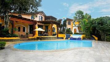 Hồ bơi ngoài trời