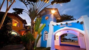 Un bâtiment bleu et blanc avec une enseigne indiquant « CASTARAYA LODGE ».