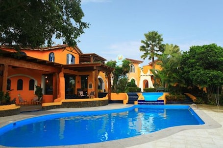 Una piscina al aire libre