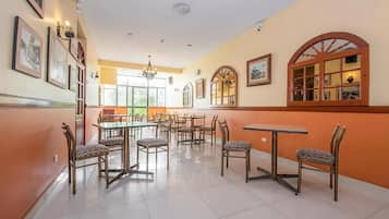 Desayuno con opciones de la cocina local todos los días (con cargo)
