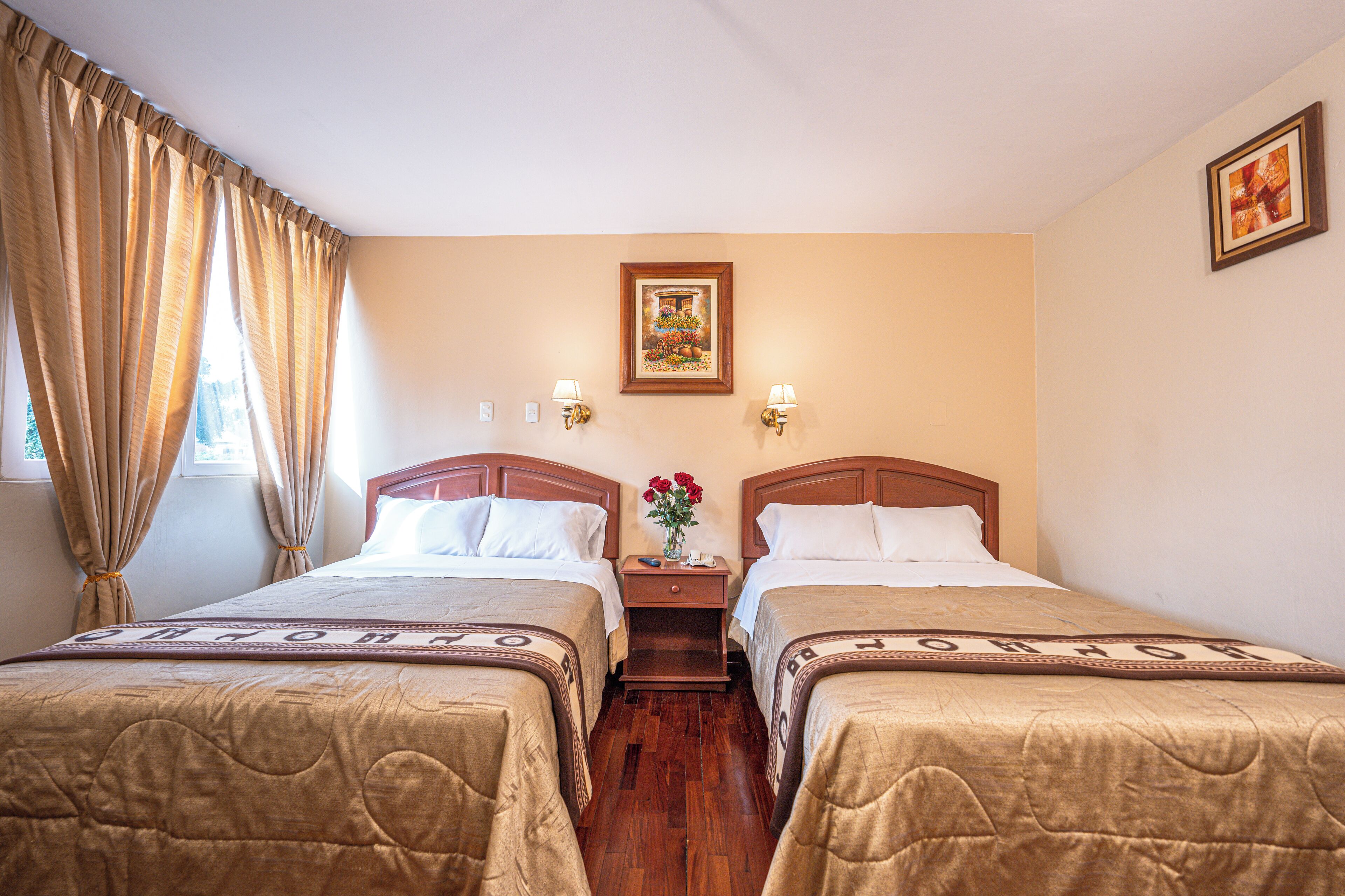 エコノミー ツインルーム タワー | セーフティボックス (室内)、防音設備、WiFi (無料)、ベッドシーツ