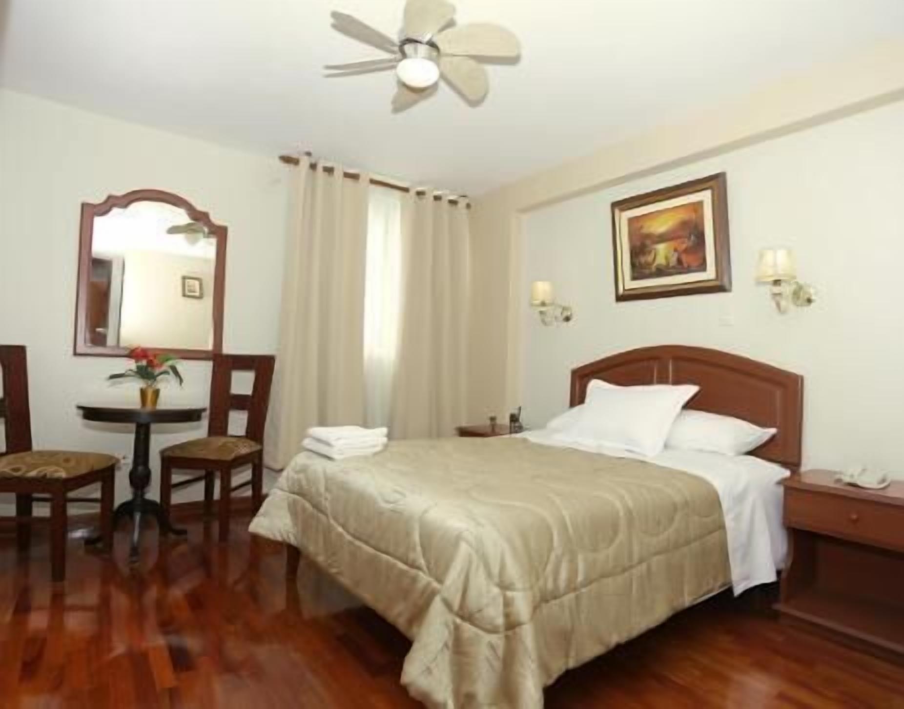 Peti besi dalam bilik, kalis bunyi, Wi-fi percuma, cadar katil 