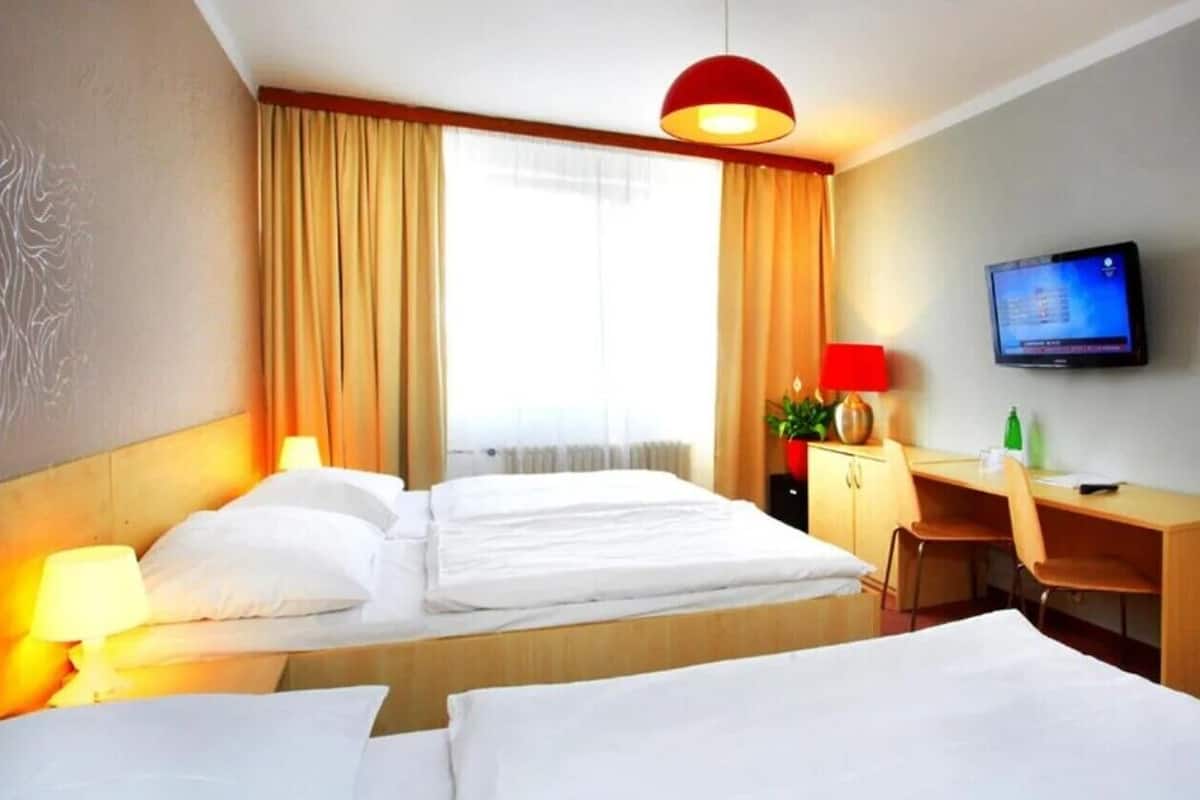 Minibar, brankas, meja kerja, dan ruang kerja ramah laptop