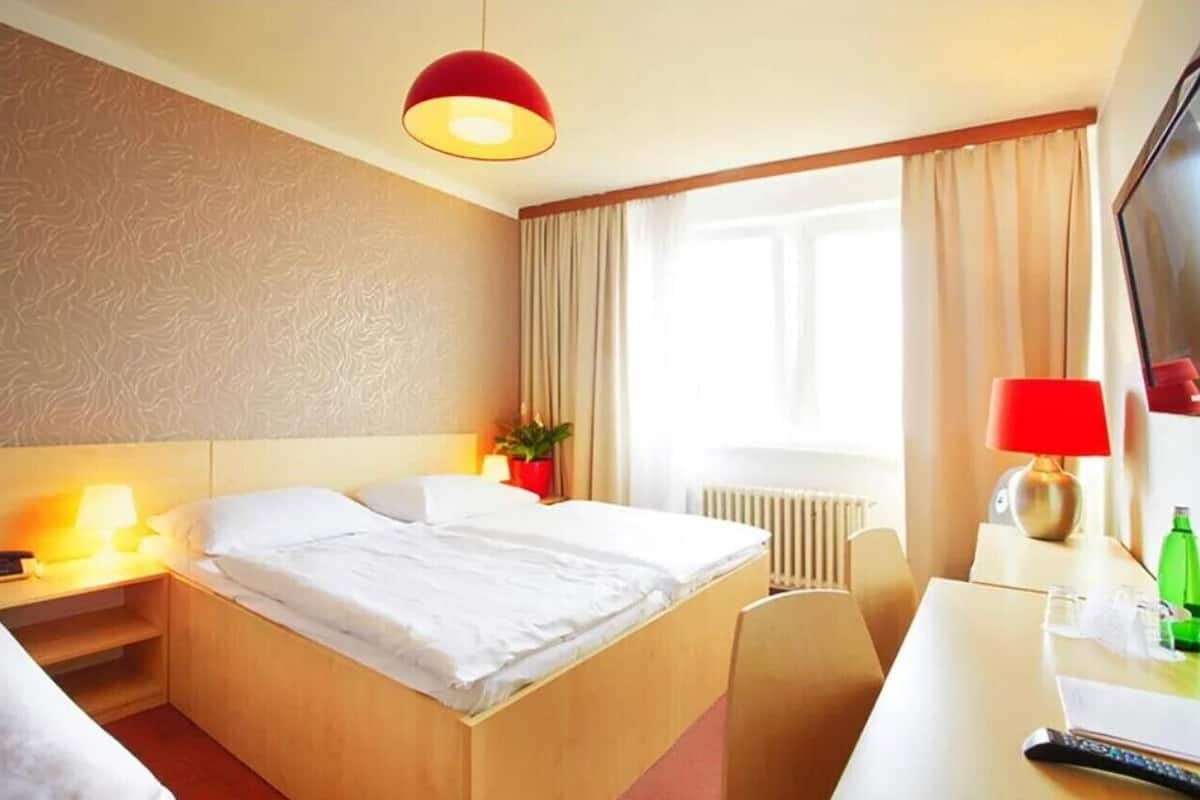 Kamar Double Ekonomi | Minibar, brankas, meja kerja, dan ruang kerja ramah laptop