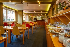 Café da manhã com buffet todos os dias (CZK 300 por pessoa) 