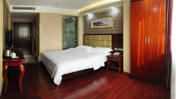 Deluxe Room | Hypo-allergenic bedding, desk, blackout drapes, soundproofing