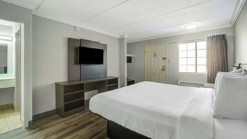 Deluxe Room, 1 King Bed, Non Smoking, Refrigerator & Microwave | Hypo-allergenic bedding, desk, laptop workspace, blackout drapes