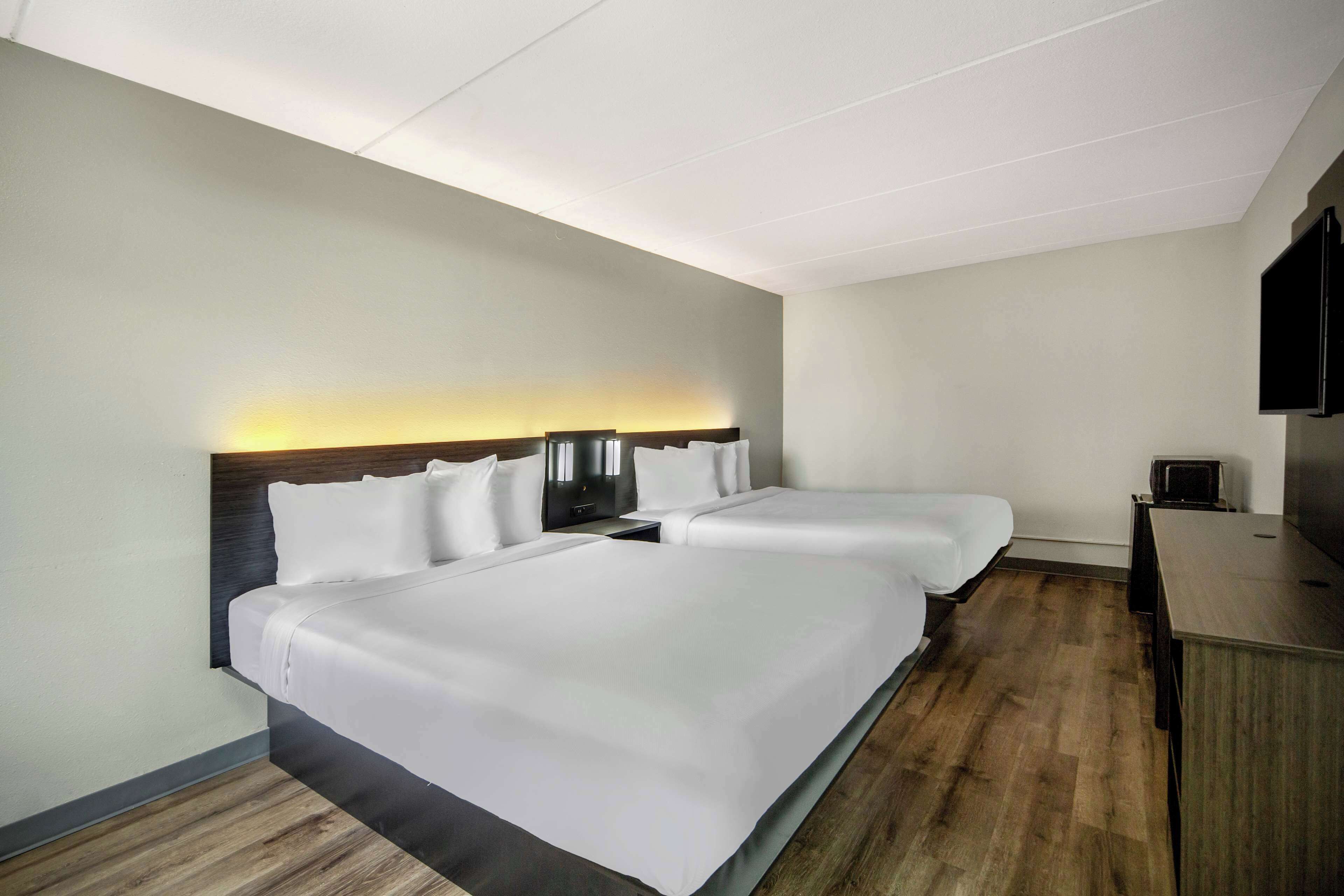 Deluxe Room, 2 Queen Beds, Non Smoking, Refrigerator & Microwave