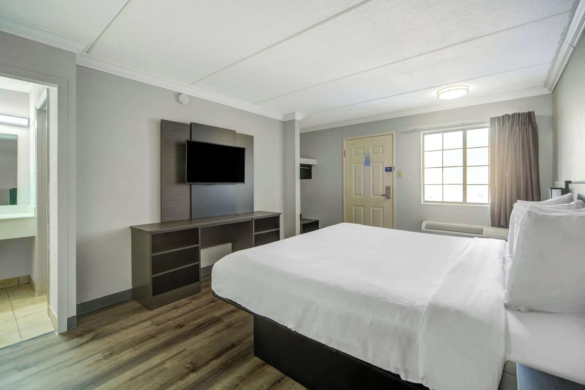 Deluxe-huone, 1 suuri parisänky, tupakointi kielletty, jääkaappi ja mikroaaltouuni | Allergiatestatut vuodevaatteet, työpöytä