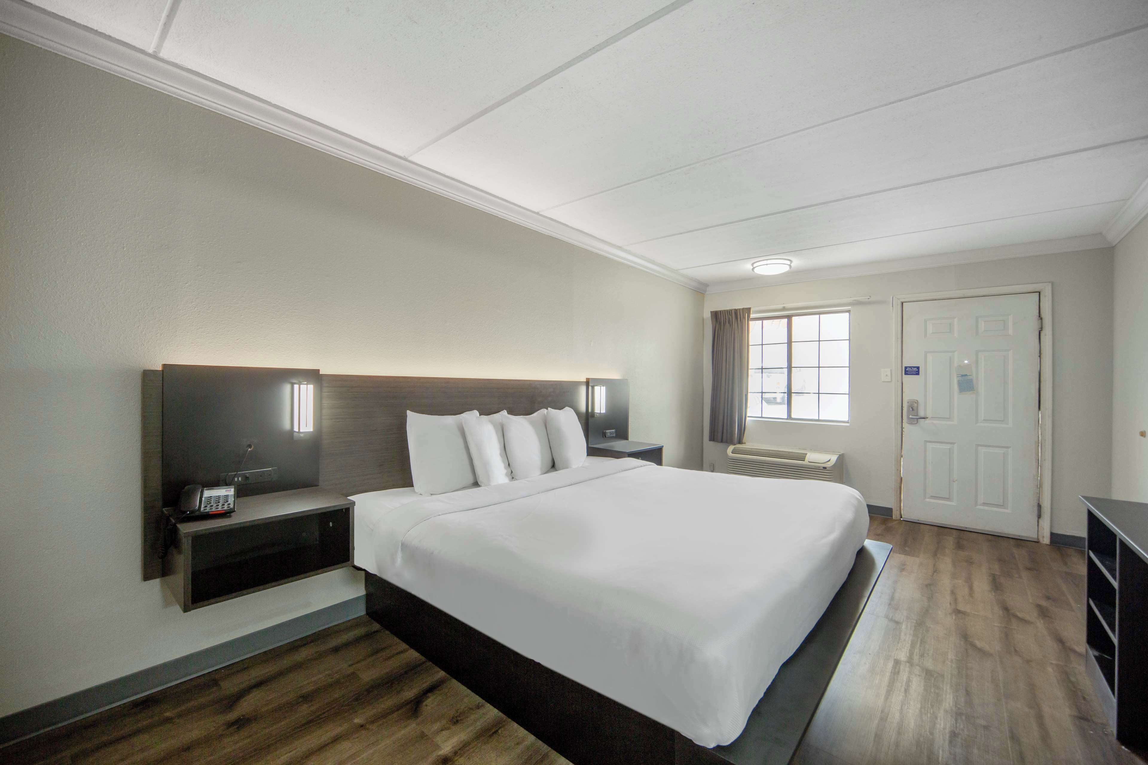 Deluxe Room, 1 King Bed, Non Smoking, Refrigerator &amp; Microwave | Hypo-allergenic bedding, desk, laptop workspace, blackout drapes