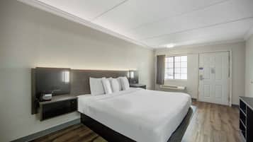 Deluxe Room, 1 King Bed, Non Smoking, Refrigerator & Microwave | Hypo-allergenic bedding, desk, laptop workspace, blackout drapes