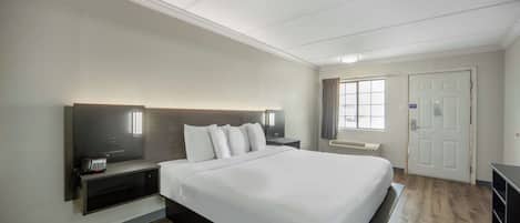 Habitación Deluxe, 1 cama de matrimonio grande, no fumadores, frigorífico y microondas | Ropa de cama hipoalergénica y escritorio