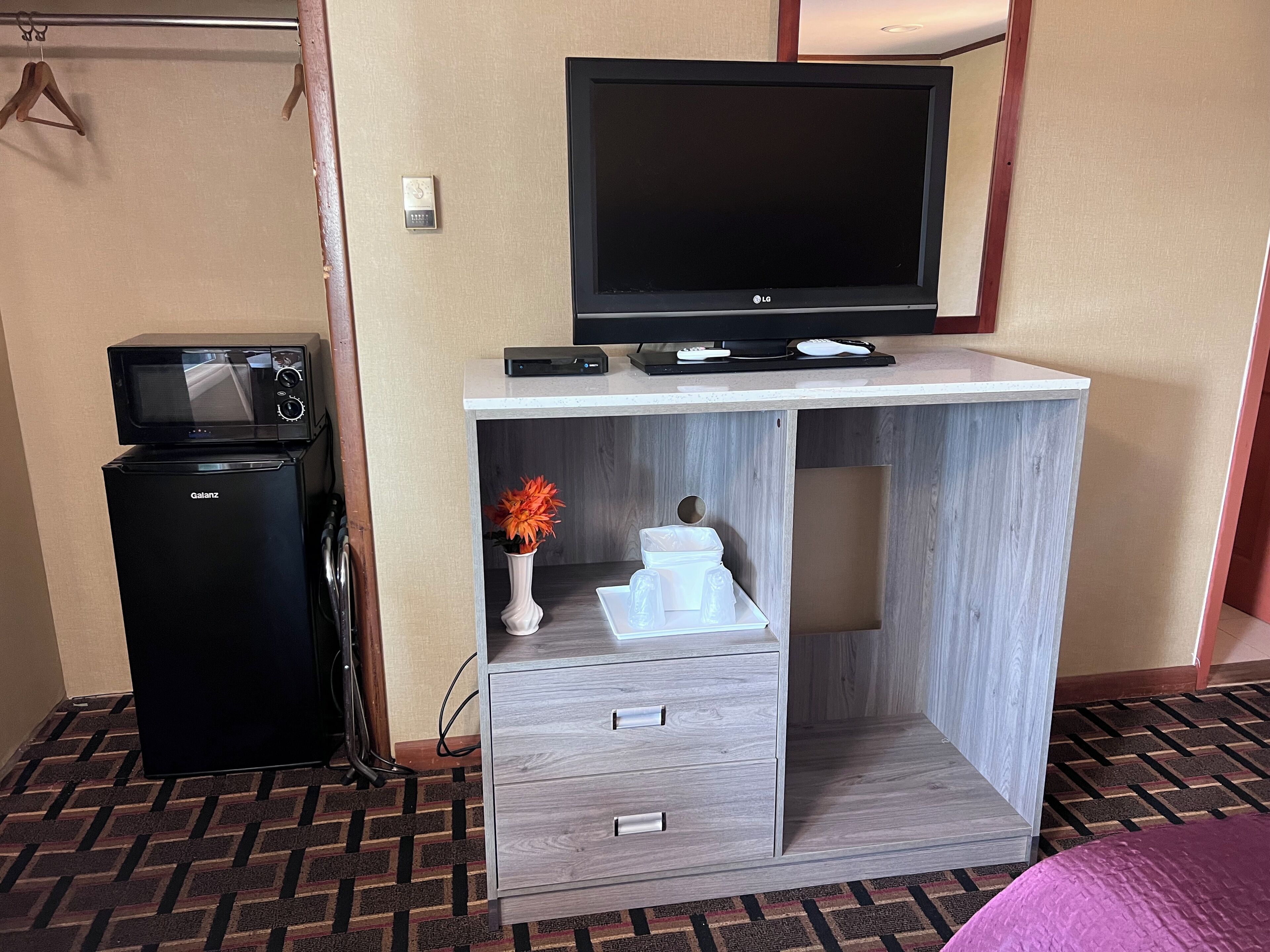 Room, 1 Queen Bed | Desk, iron/ironing board, free WiFi, alarm clocks