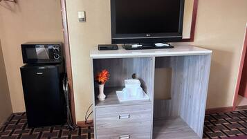 Chambre, 1 grand lit | Bureau, fer et planche à repasser, Wi-Fi gratuit, réveils