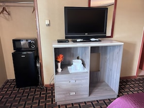 Rom, 1 queensize-seng | Skrivebord, strykejern/-brett, wi-fi (inkludert) og vekkerklokke