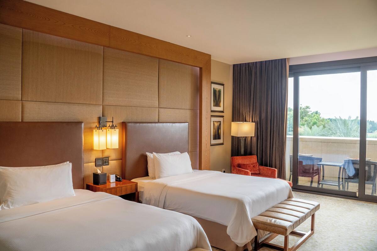 Bộ đồ giường cao cấp, minibar, két bảo mật tại phòng, bàn 