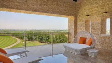 Suite presidencial, vista al campo de golf | Ropa de cama de alta calidad, edredón y minibar