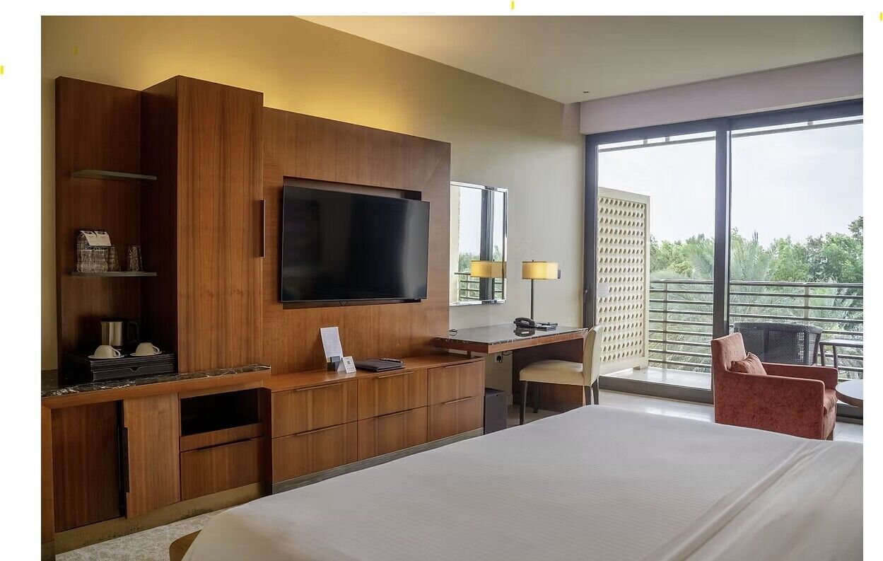 Rom – premium, 1 kingsize-seng, røyk, utsikt mot golfbane | Sengetøy av topp kvalitet, dundyner, minibar og safe på rommet