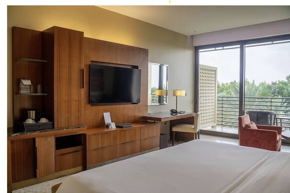 Rom – premium, 1 kingsize-seng, røyk, utsikt mot golfbane | Sengetøy av topp kvalitet, dundyner, minibar og safe på rommet