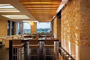 2 restaurants; breakfast, lunch, and dinner served