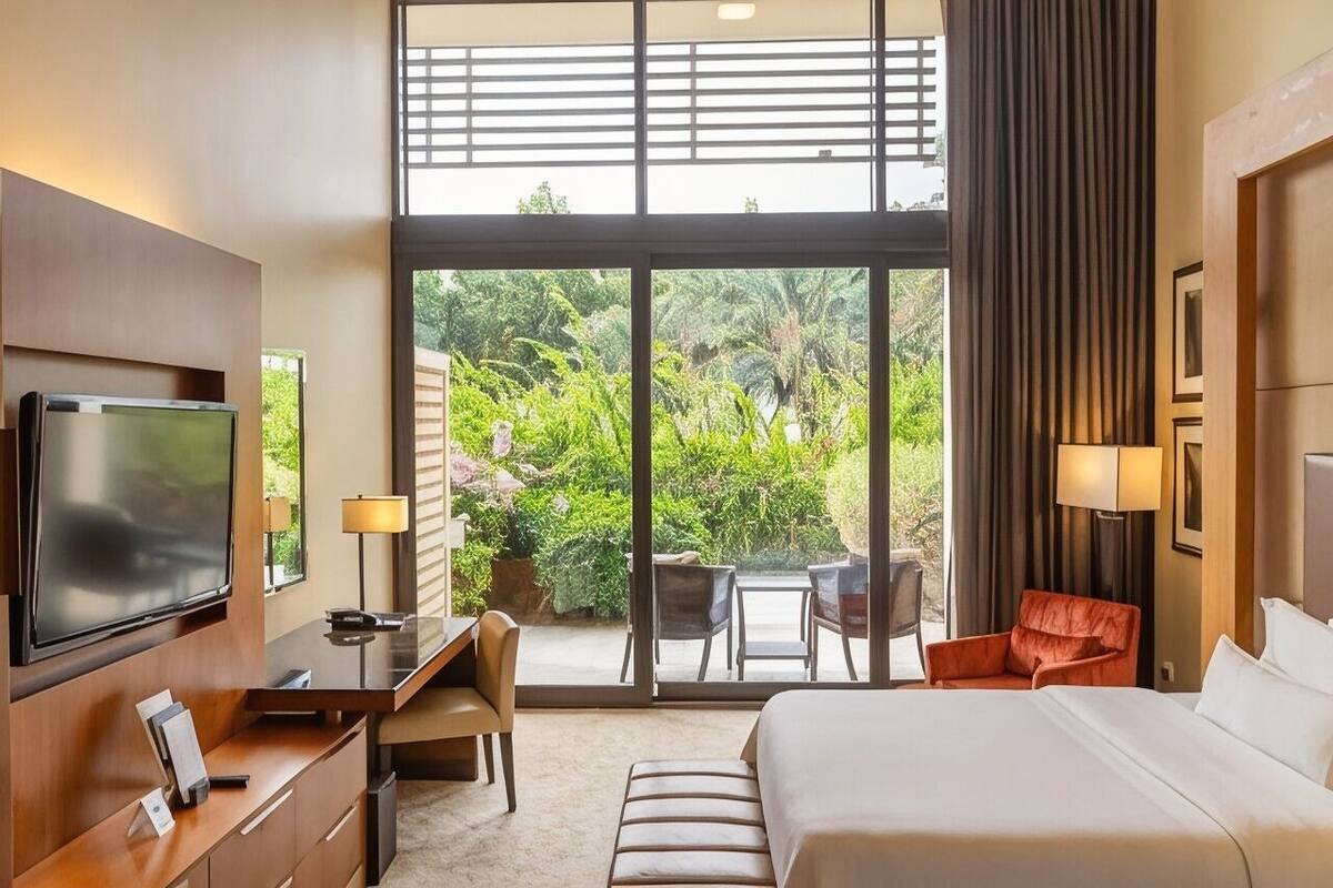 Bộ đồ giường cao cấp, minibar, két bảo mật tại phòng, bàn 