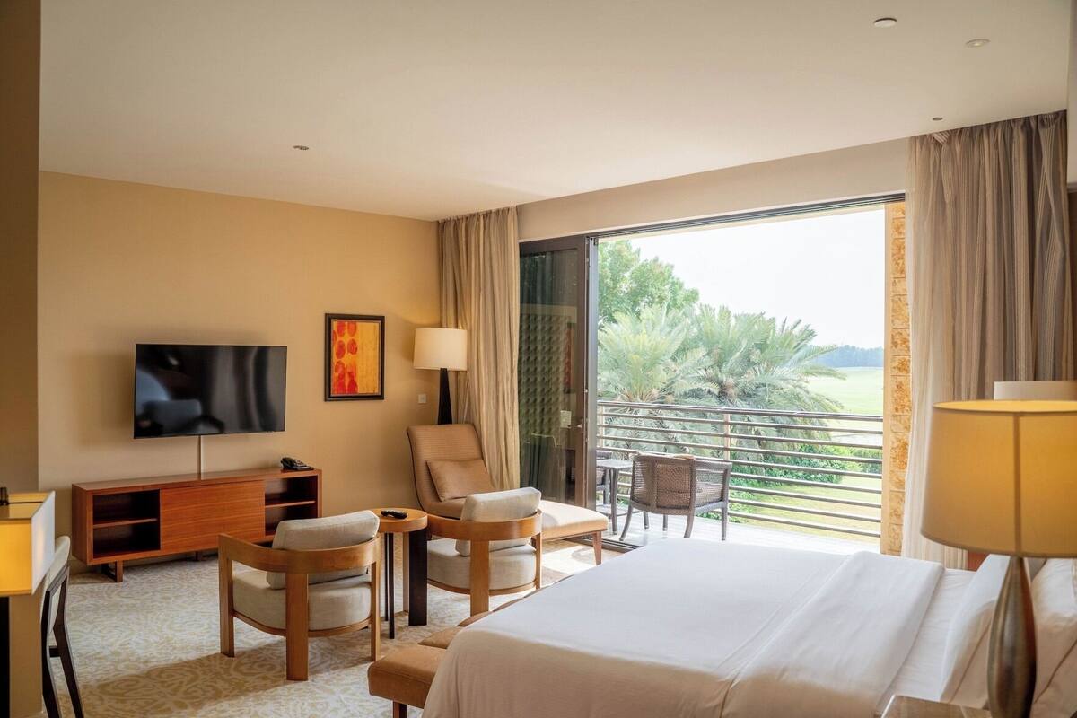 Bộ đồ giường cao cấp, minibar, két bảo mật tại phòng, bàn 