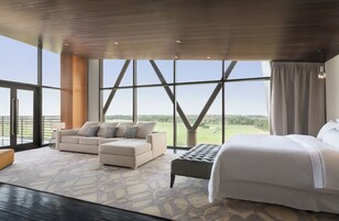 Forsetasvíta - útsýni yfir golfvöll | 1 svefnherbergi, rúmföt af bestu gerð, dúnsængur, míníbar