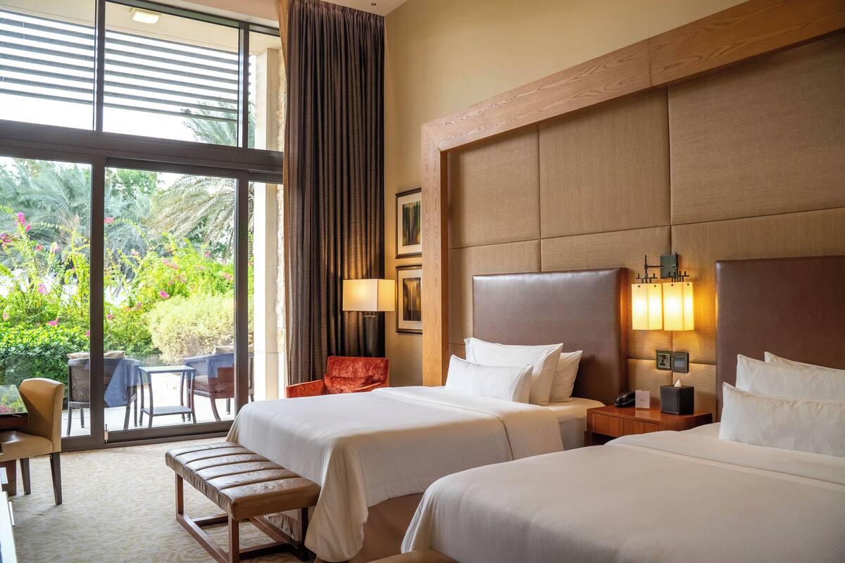 Bộ đồ giường cao cấp, minibar, két bảo mật tại phòng, bàn 