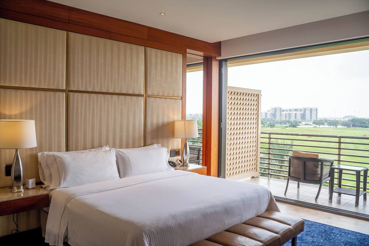 Bộ đồ giường cao cấp, minibar, két bảo mật tại phòng, bàn 