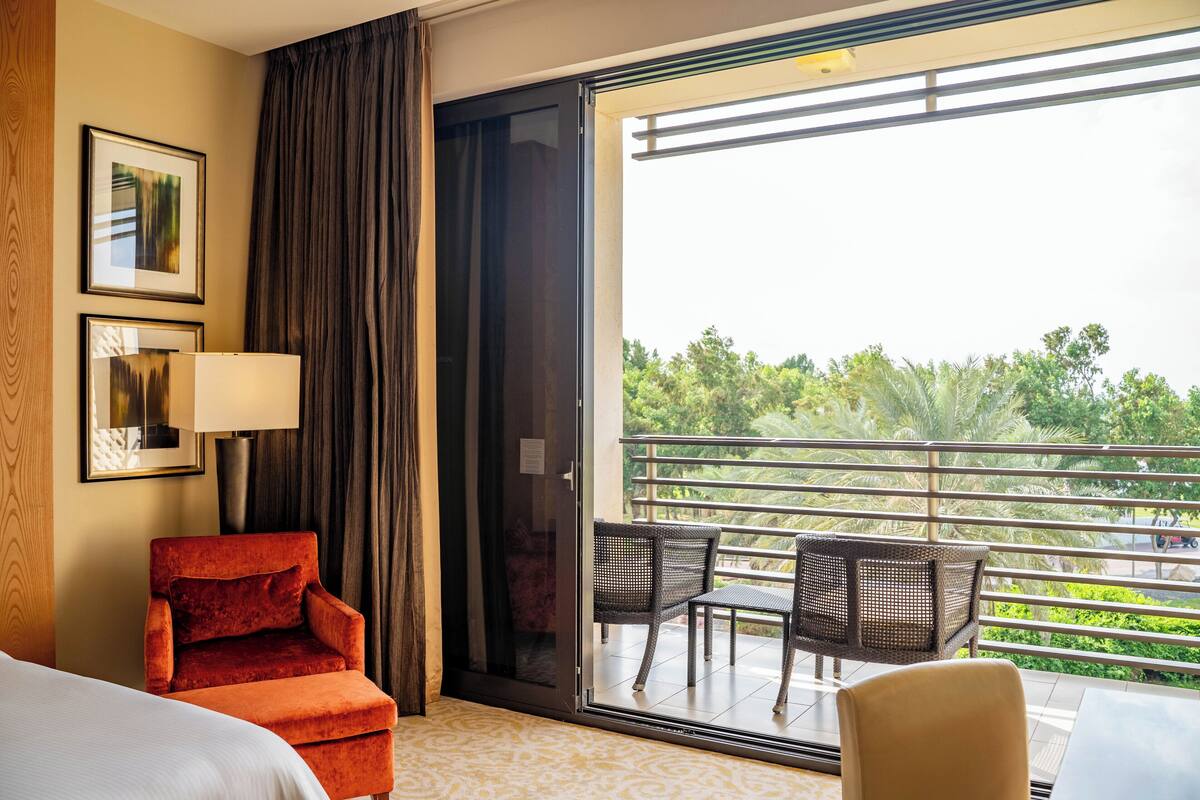 Bộ đồ giường cao cấp, minibar, két bảo mật tại phòng, bàn 